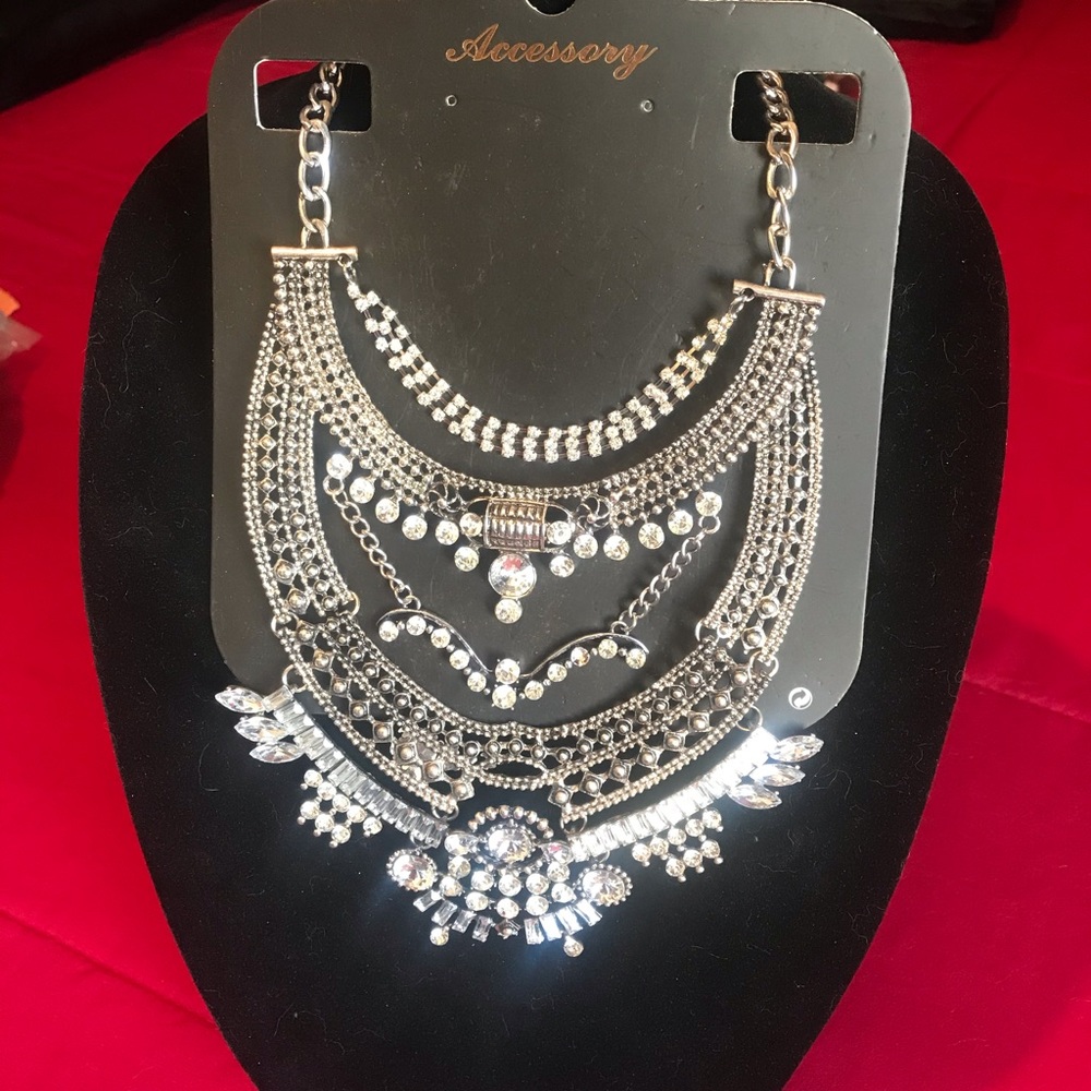 🔘 NWOT 🔘 BLINGED STATEMENT NECKLACE . . .